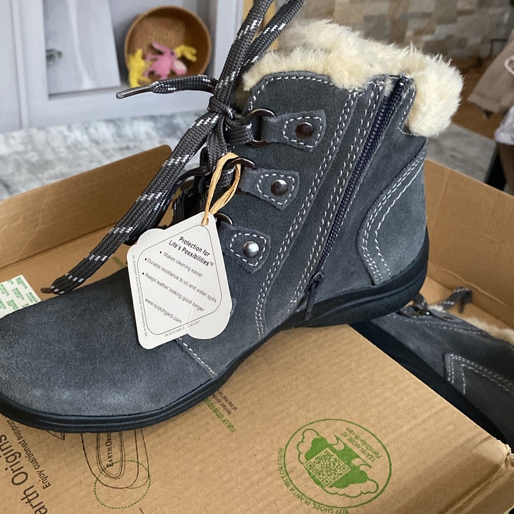 Earth-Crowley boot. Never worn. Still has tags and in box.